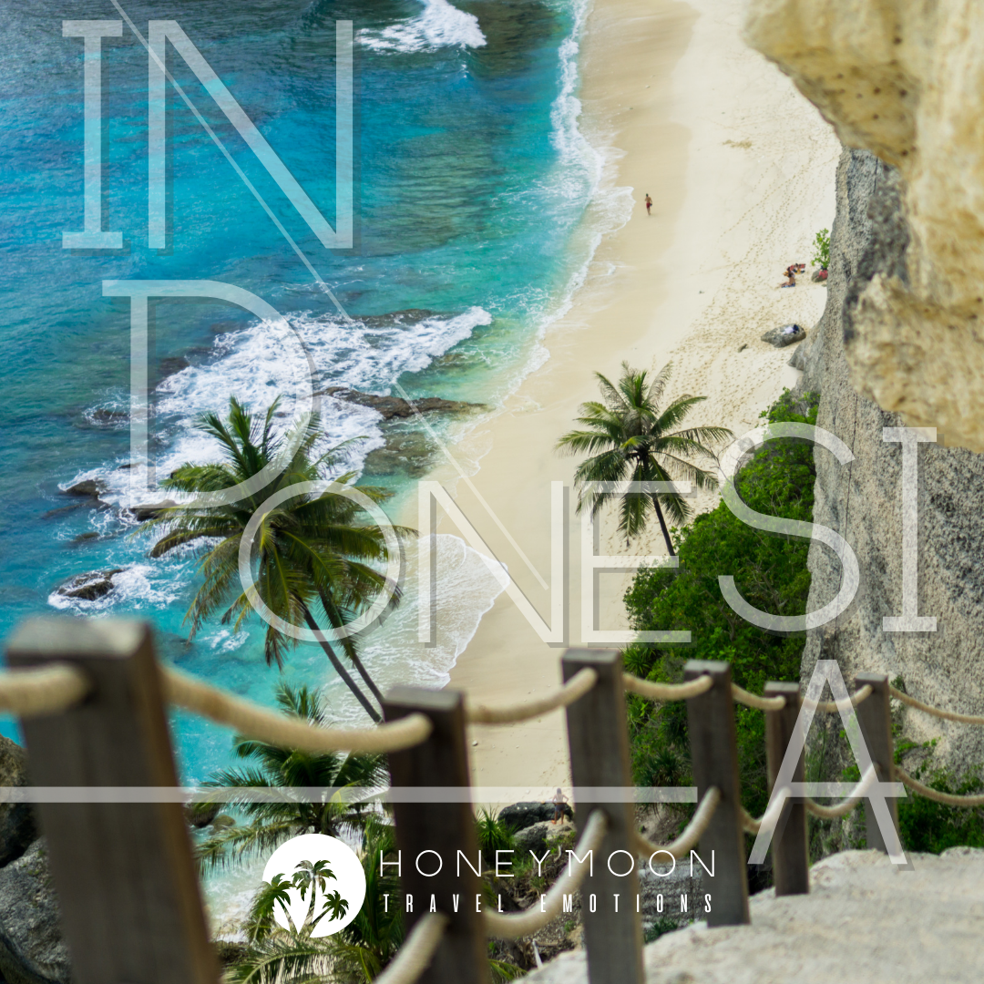 Ripida scalinata panoramica verso Kelingking Beach sull’isola di Nusa Penida, in Indonesia.