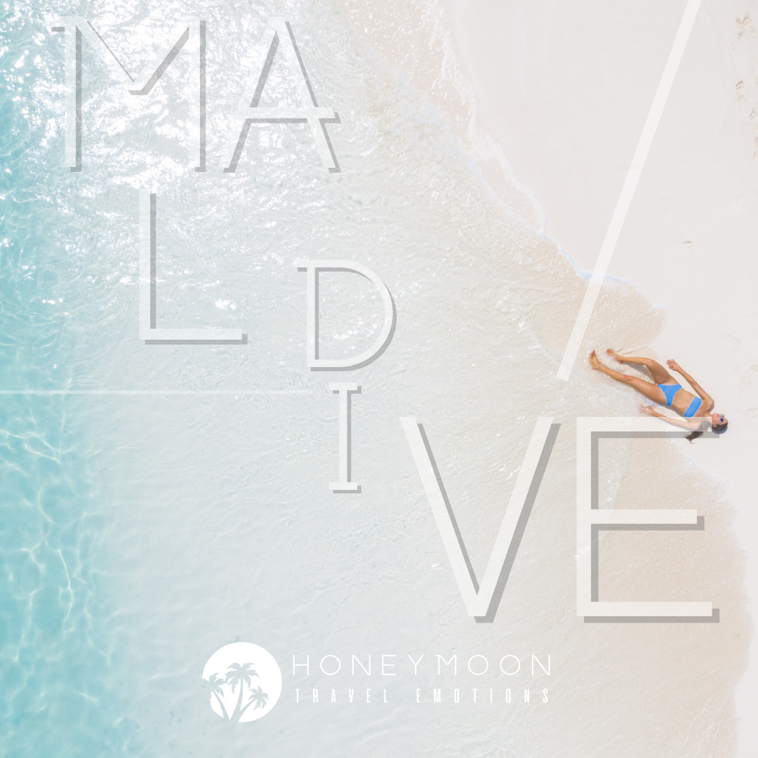 Donna rilassata sulla sabbia bianca di una spiaggia tropicale alle Maldive.