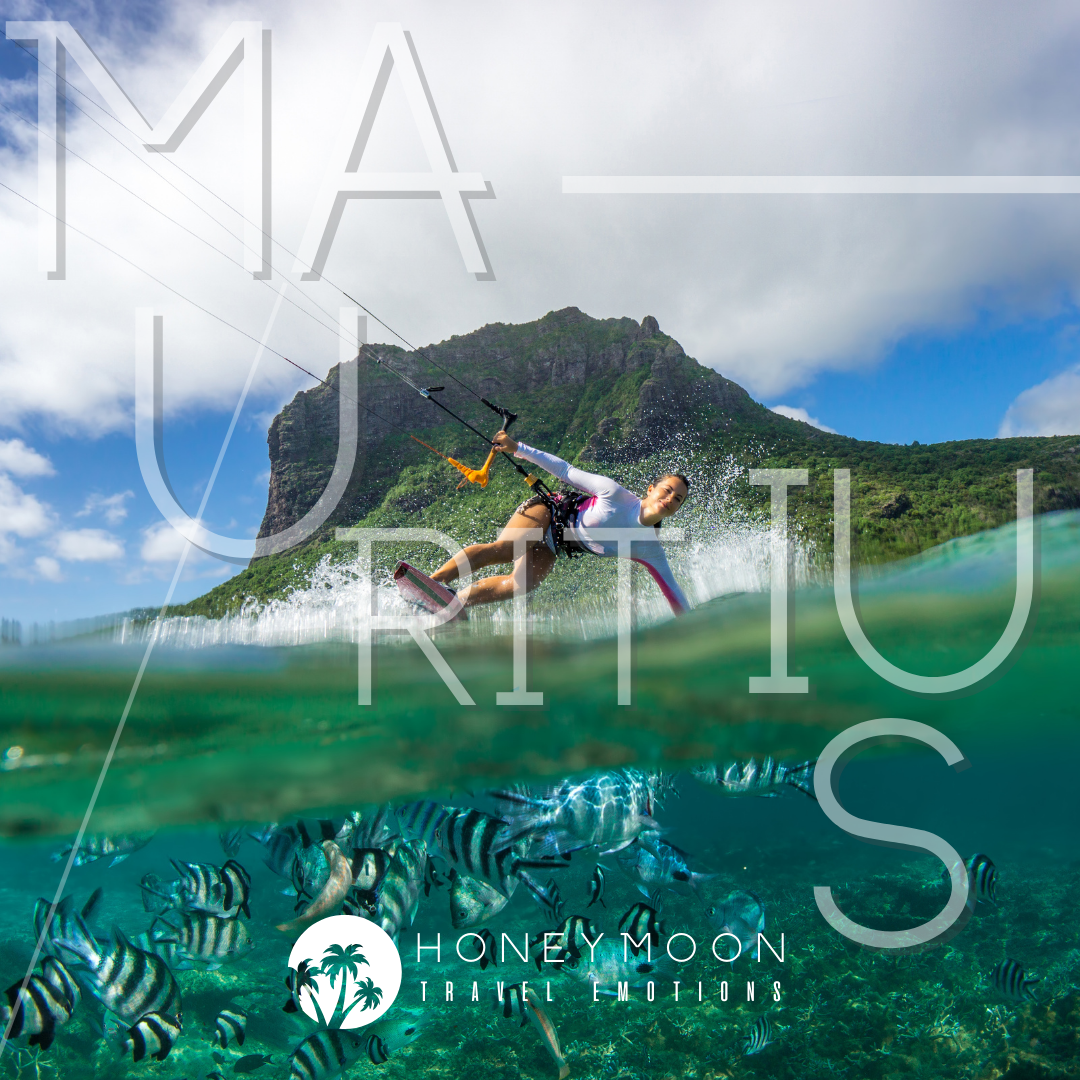 Kitesurf nelle acque turchesi di Le Morne, lungo la costa sud-occidentale di Mauritius.
