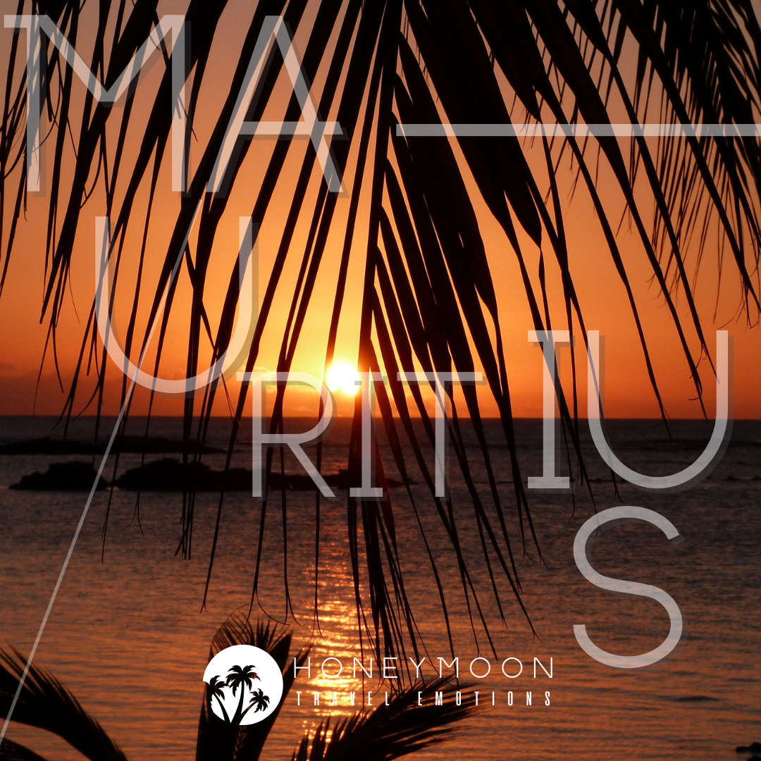 Tramonto sulla spiaggia di Trou aux Biches, lungo la costa nord-occidentale di Mauritius.