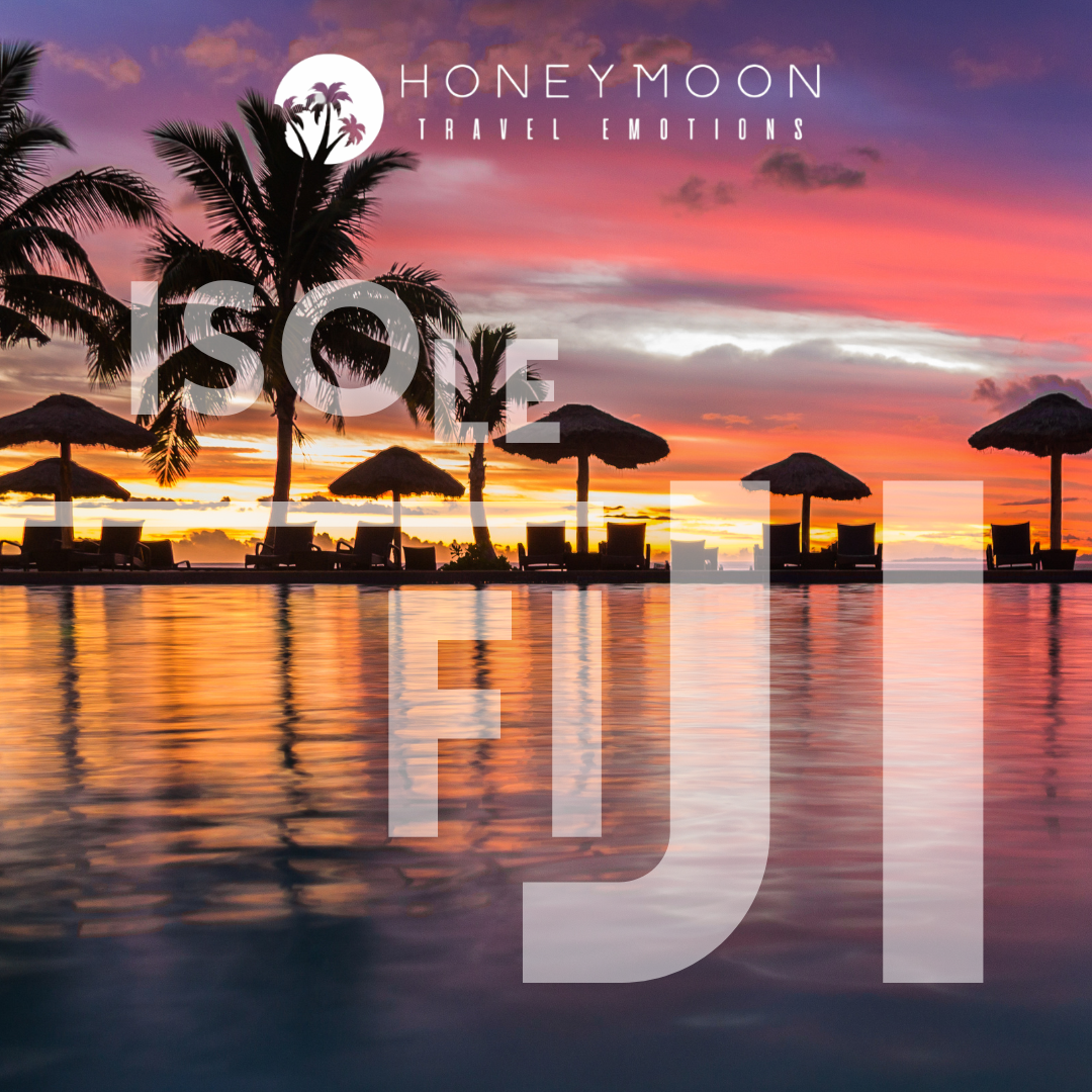 Tramonto tropicale sul mare delle Fiji.