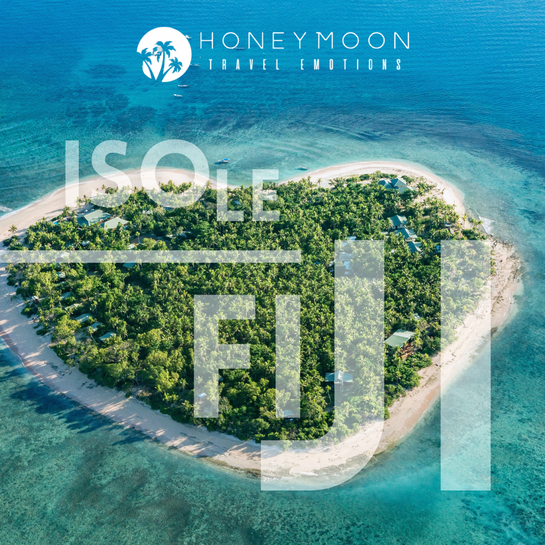 Isola a forma di cuore vista dall’alto, circondata dalle acque turchesi delle Fiji.